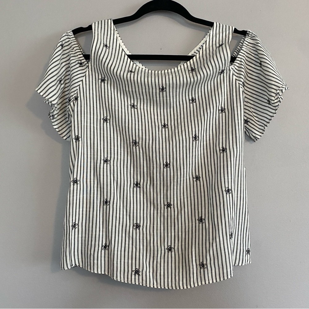 Everly Womens Grey White Striped Cold Shoulder Flutter Sleeve Blouse Open Back